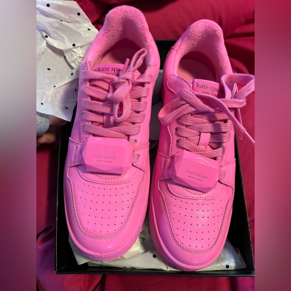 Size 8. New in box Kate spade shoes. They’re too big for me. :(